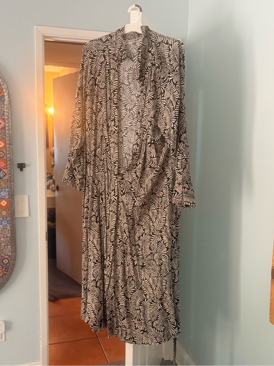 H&M Dresses & Skirts - H&M Black and Cream Leaf-Print Top